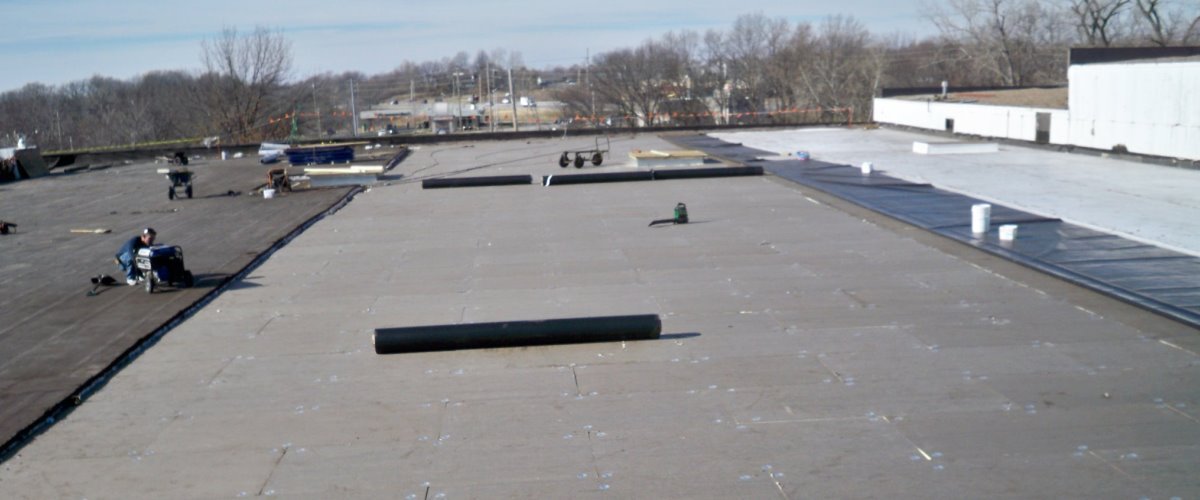 Flat Roof Installation – Commercial Retail Facility